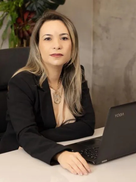Advogada analisando um processo